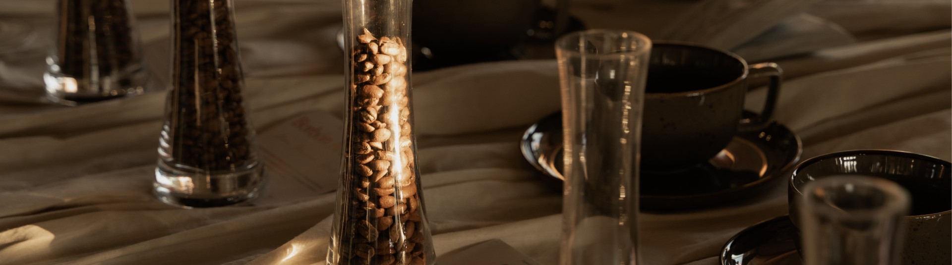 Granos de café especial Geisha tostado en recipiente de vidrio, Café Montelargo Pereira