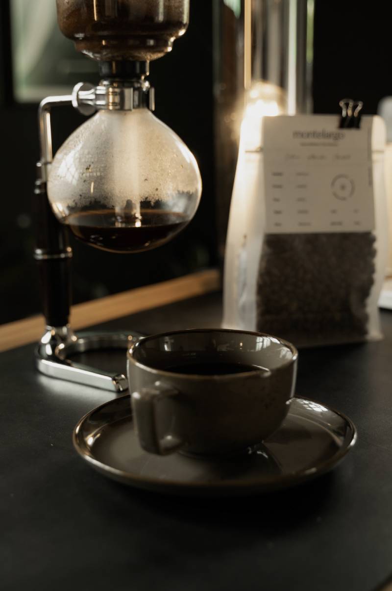 Preparación en sifón de café especial Montelargo, método químico con vapor y taza de degustación