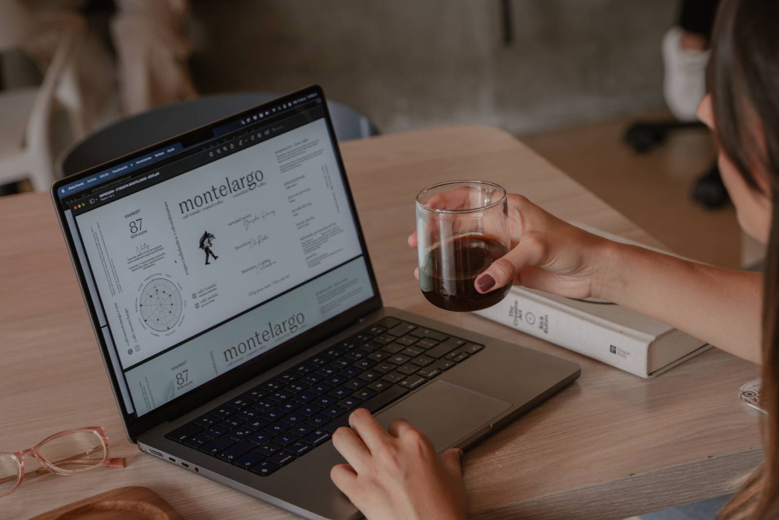 Persona trabajando con taza de café especial Montelargo, estilo de vida cafetero colombiano