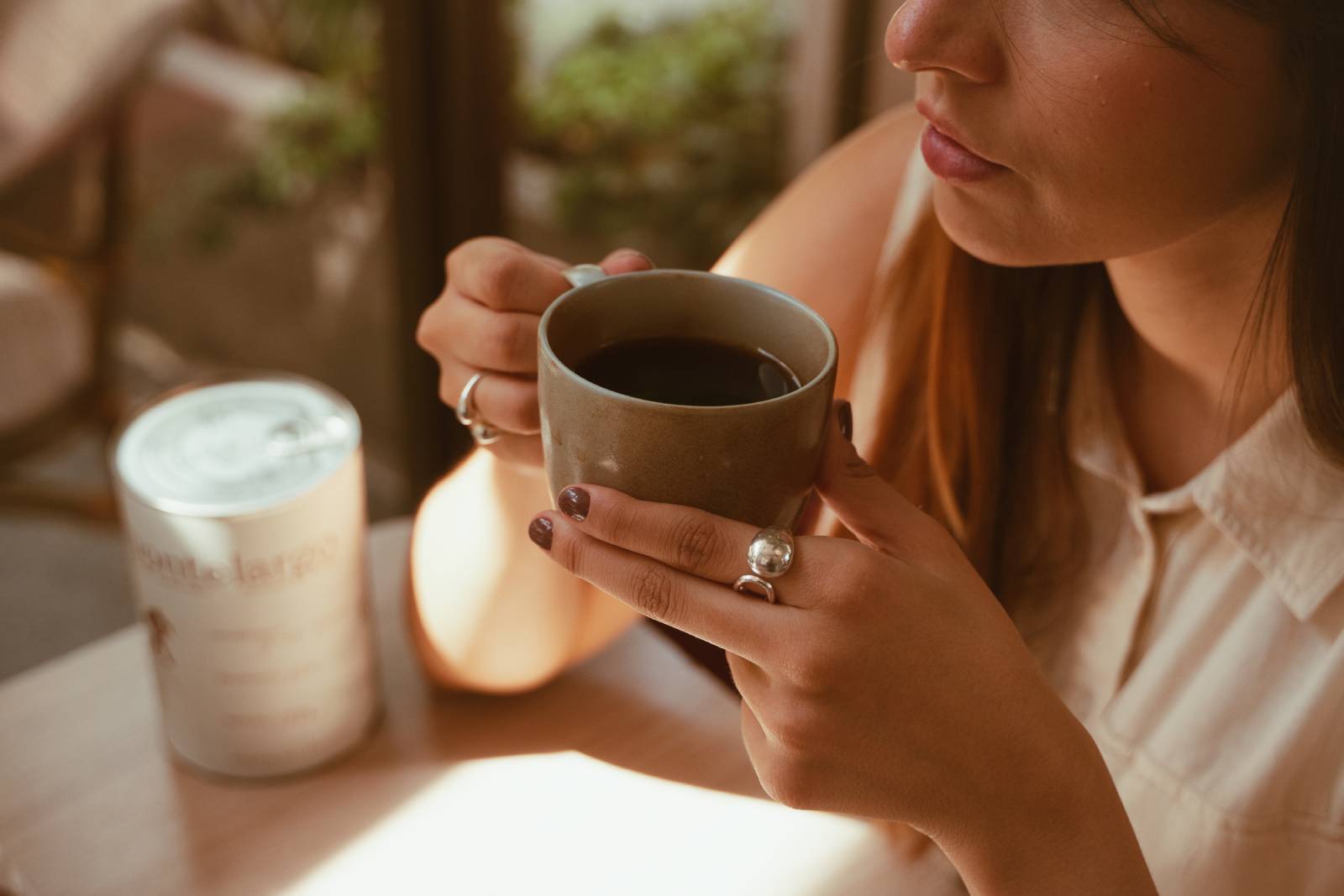 Mujer disfrutando una taza de café especial Montelargo, experiencia de degustación