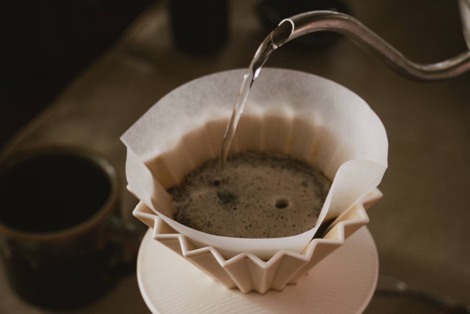 Preparación pour over de café especial Montelargo, método de filtrado con agua caliente